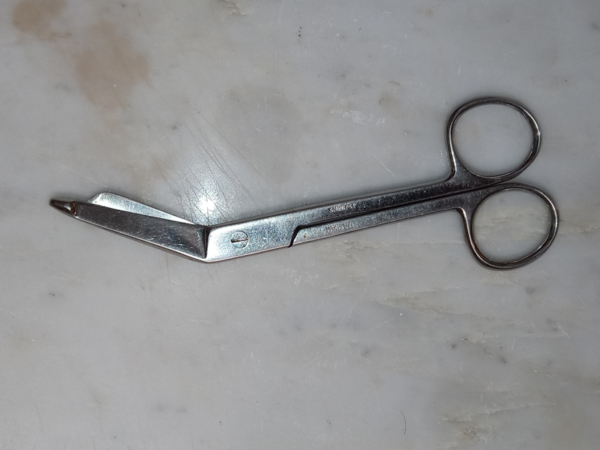 https://sharper-tools.com/wp-content/uploads/2022/03/surgical-shears-2-600x450.png